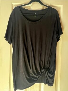 just be Black Short Sleeve Twist-Hem Tee